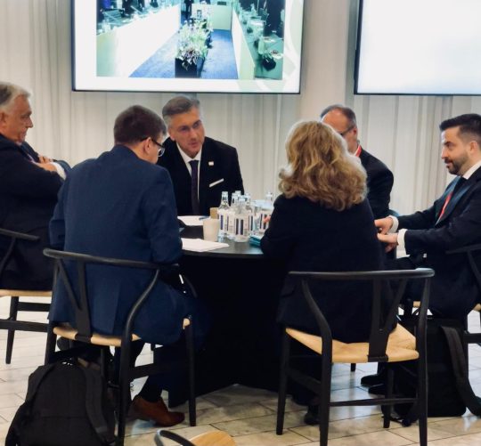 559728000 1361831431965654 6168364144180845193 n